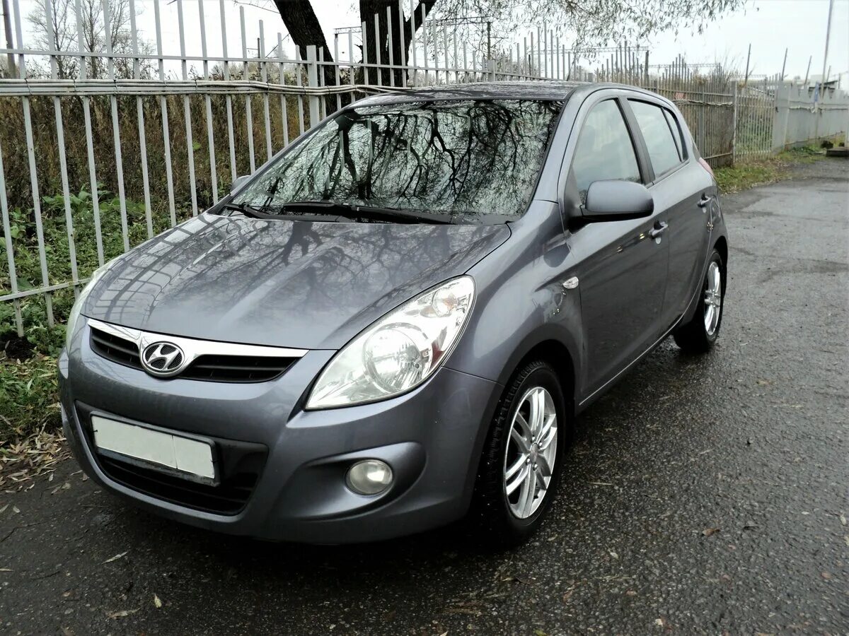 Хундай купить б у в россии. Hyundai i20 2010 Silver. Хендай ай 20 2010 года. Hyundai i20, 2010 Elegance АКПП. Hyundai i20 десятого года 2010 года.