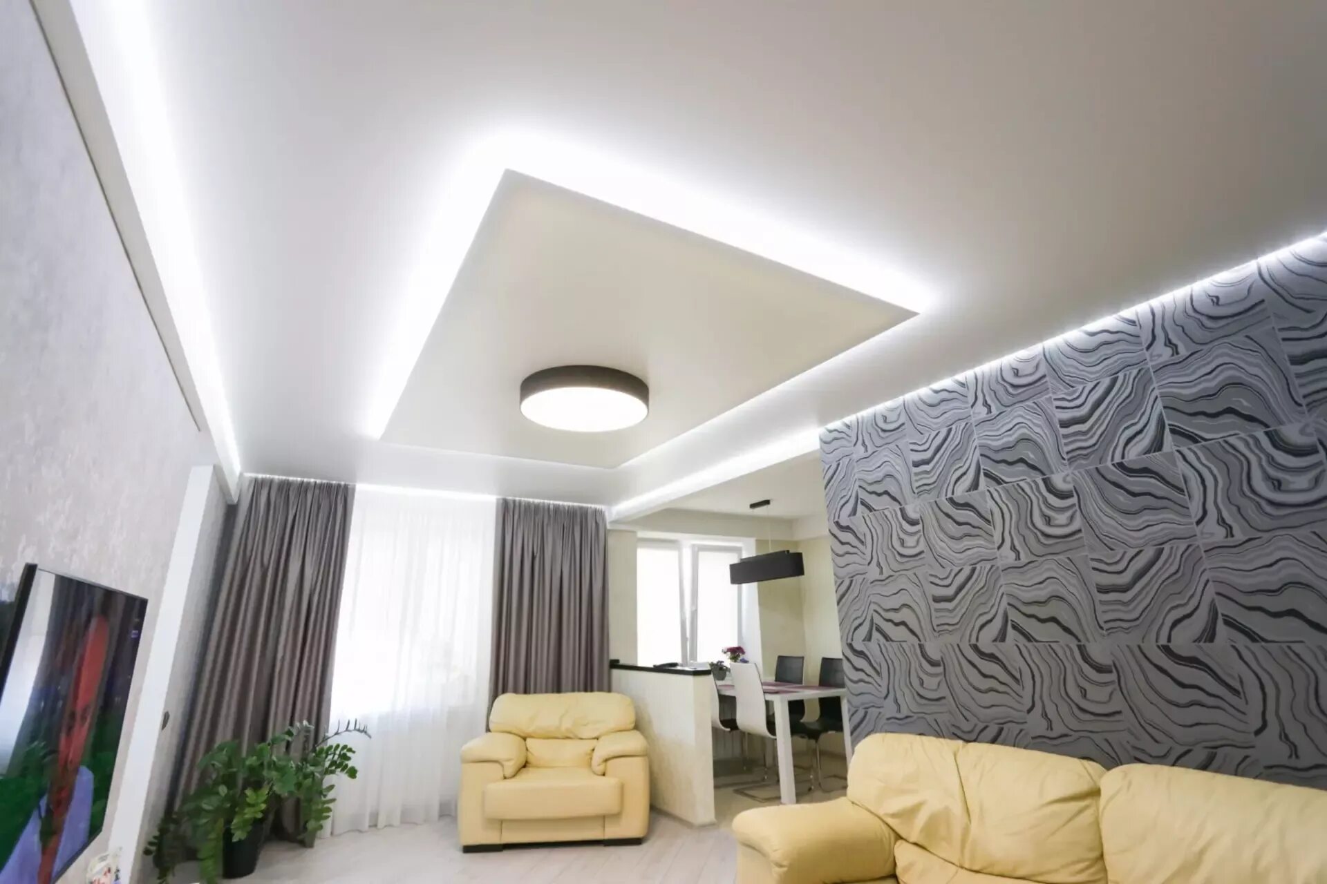 Натяжной потолок с балкой. Подвесной потолок. Потолок без натяжного потолка. Навесные потолки. Потолок без натяжного потолка.