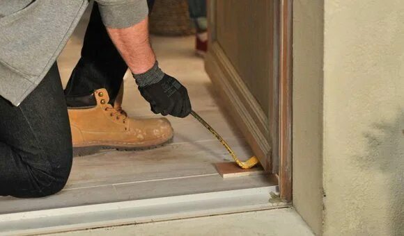 проседание межкомнатной двери. ролик чтобы не проседала дверь. ремонт межкомнатных дверей. задевать. двери union скрытые петли.