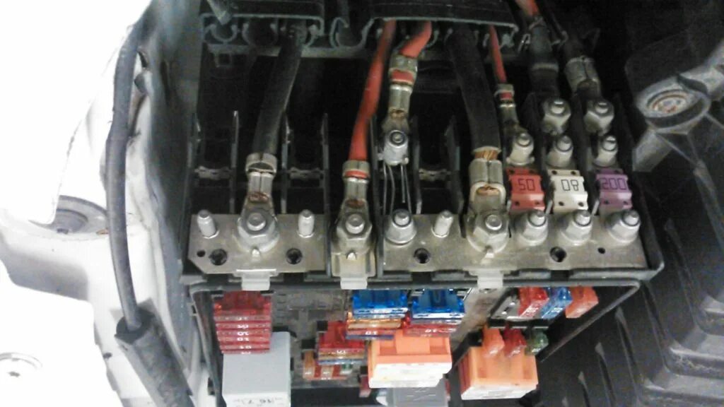 Audi a6 c6 предохранители. Fuse - 80a audi a4. предохранитель зарядки акб ауди а3 8v. предохранители audi q7 1g под капотом.