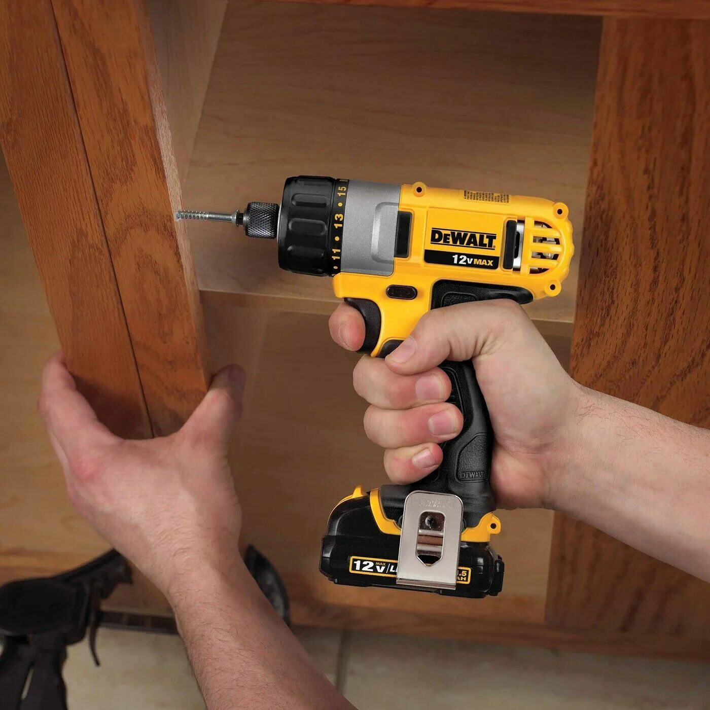 Девольт 12 вольт. Шуруповерт dewalt 12v. шуруповёрт деволт 12 вольт. ударный шуруповерт dewalt 12v. шуруповерт девольт 10.8 вольт.