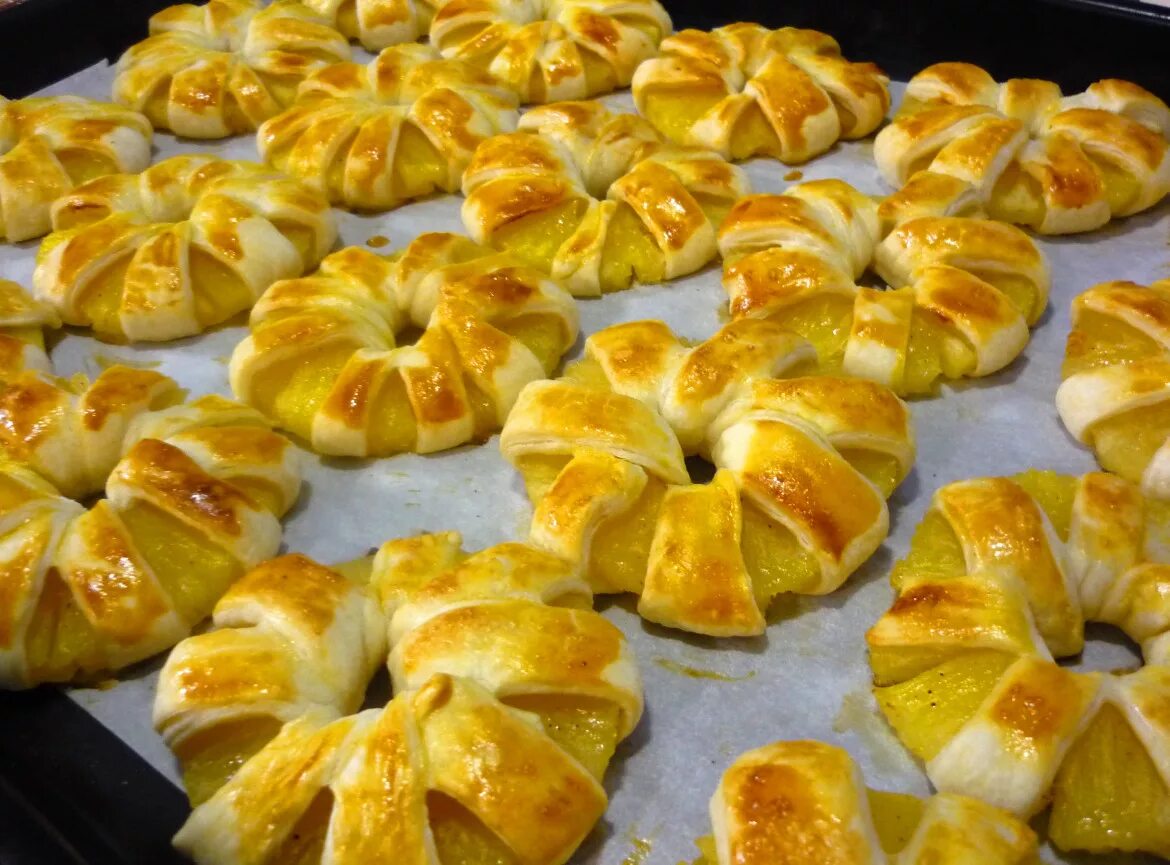 ананасы со слоеным тестом. слойка с ананасом из слоеного теста. слойки с ананасом. ананасы в слоеном тесте в духовке. кольца ананаса в слоеном тесте.