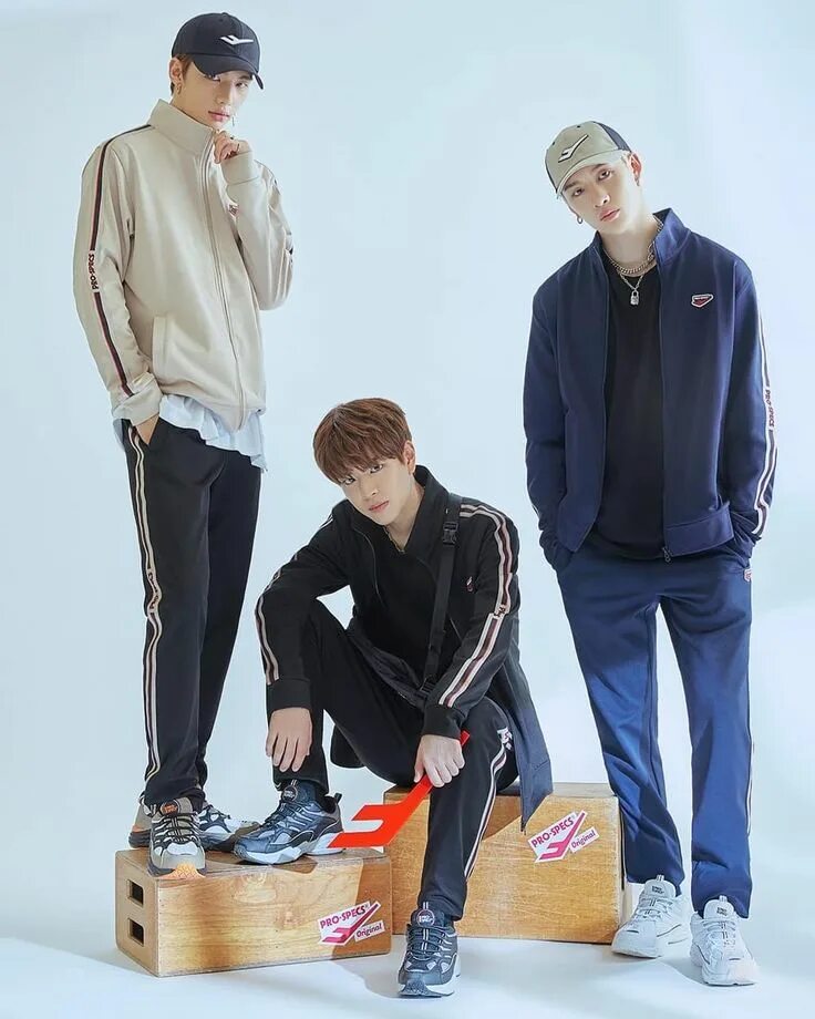Stray одежда. Чанбин и хенджин. сынмин и хенджин. хенджин stray kids. чанбин stray kids рост.