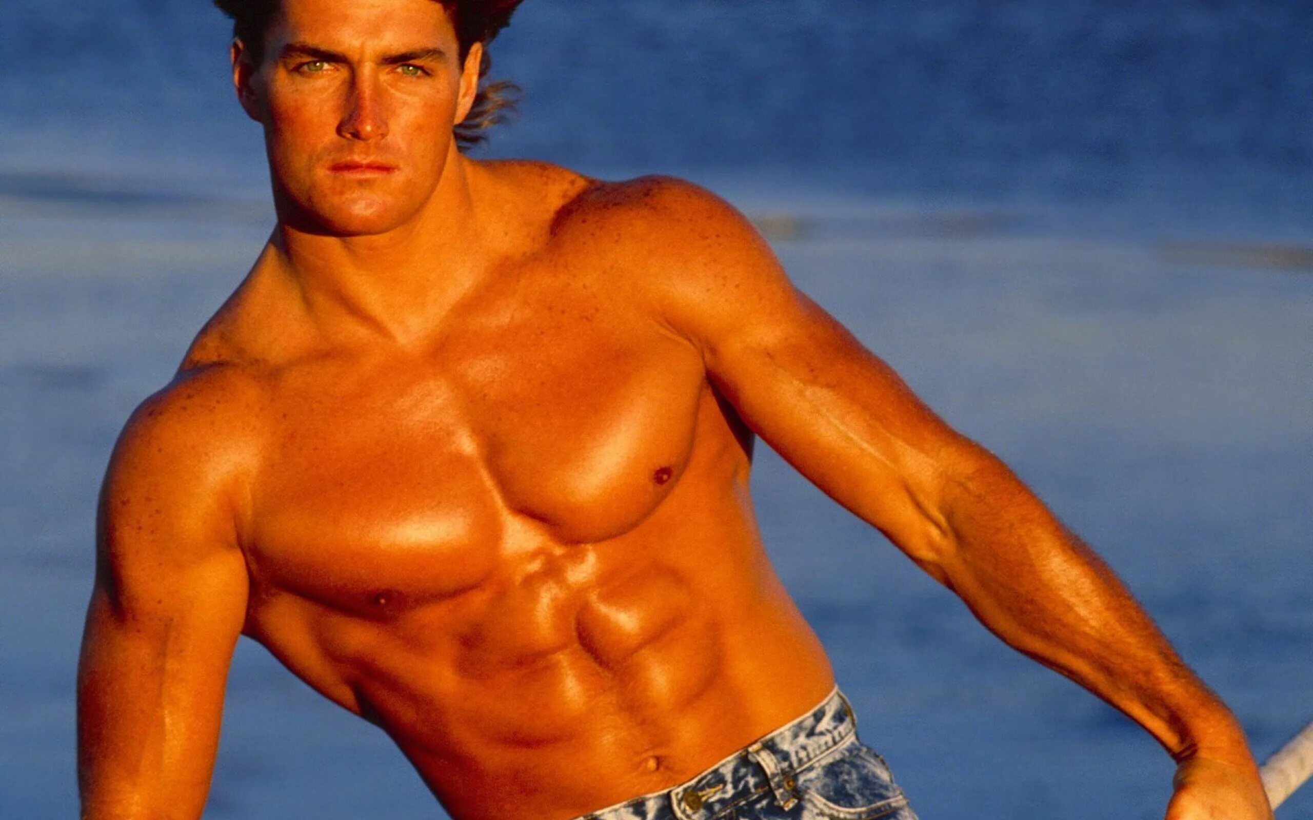 Накаченный парень в майке. Сильные ребята. Сильный мужчина. Дэвид киммерли. Физическая форма человека.