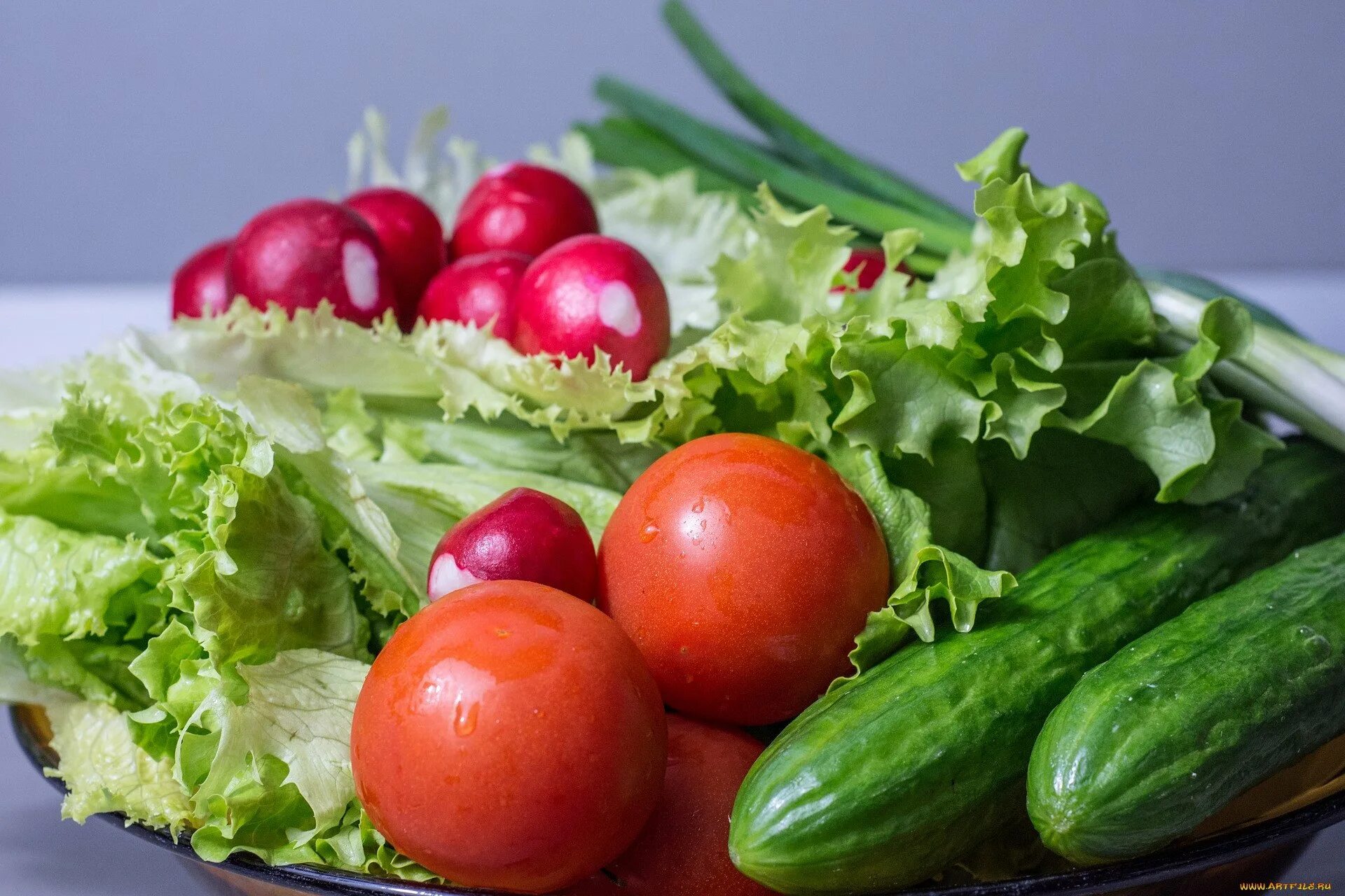 Vegetables and cucumber. Свежие овощи и зелень. Огурцы и помидоры. Помидоры и зелень. Салат овощ.