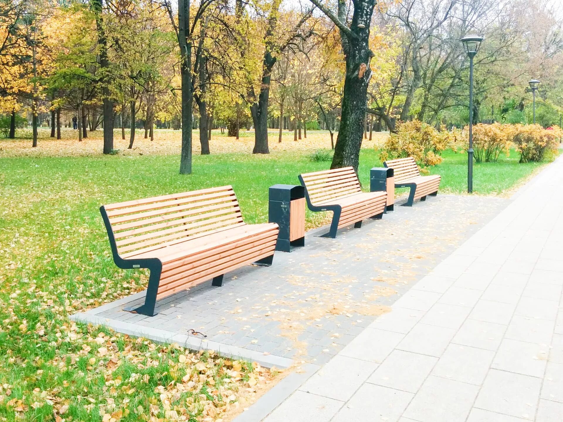 Скамейки москвы. Лавочка воланда на патриарших прудах. Парк сад будущего москва. Лавочка в городе. Волжский бульвар парк скамейки.