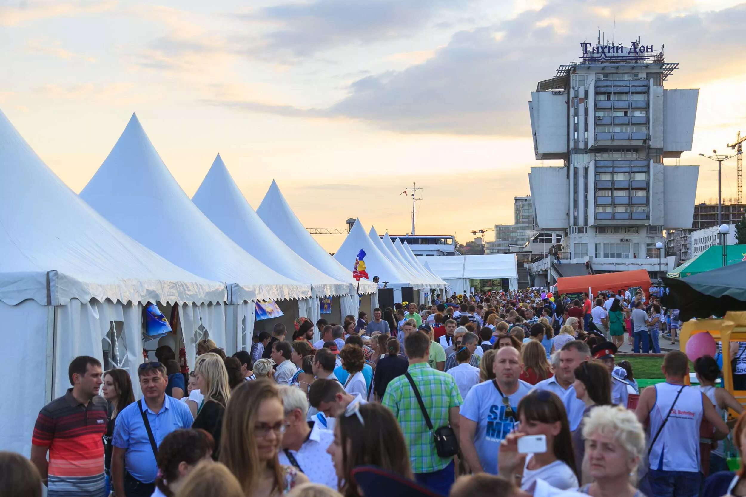 сходить дон. ростов на дону достопримечательности. центральная улица ростова на дону. набережная ростова-на-дону 2021. ростов на дону достопримечательности.