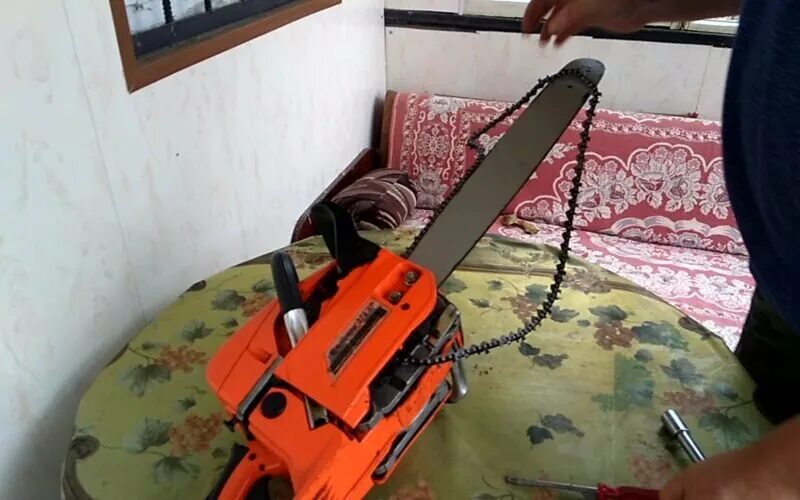 Как натянуть электропилу. Натяжитель цепи для электропилы makita. Пила электрическая цепная калибр эпц-1500/14 шина 35 см. Как натянуть электропилу. Электропила калибр эпц-1500/14.