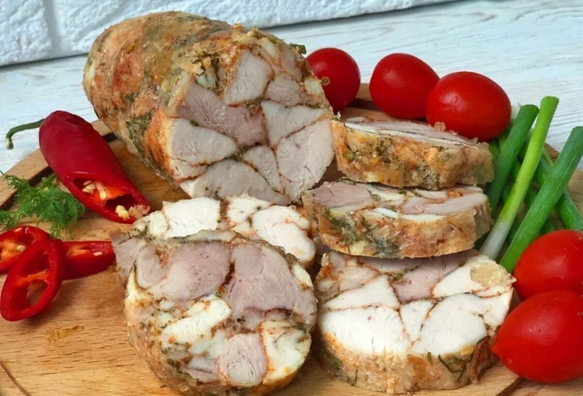Домашняя колбаса из курицы. Колбаса из куриных грудок. Колбаса из куриной грудки рецепт. Домашняя куриная колбаса. Колбаса из куриной грудки рецепт.