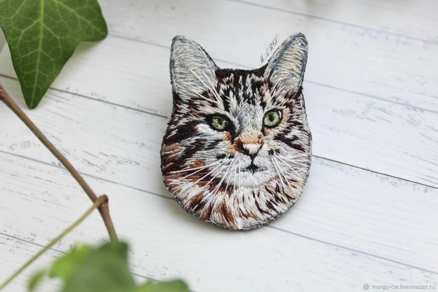 Брошь кот. Брошь гладью котик. брошь кошечка гладью. кот вышитый гладью. вышитая гладью брошь котик.