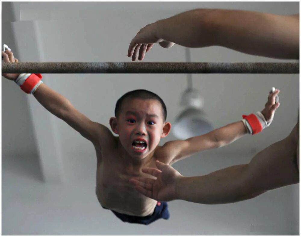 Покажи видео спорта. Тренировки китайских детей гимнастов. Дети спортсмены. Маленький спортсмен. Китайские дети тренируются.