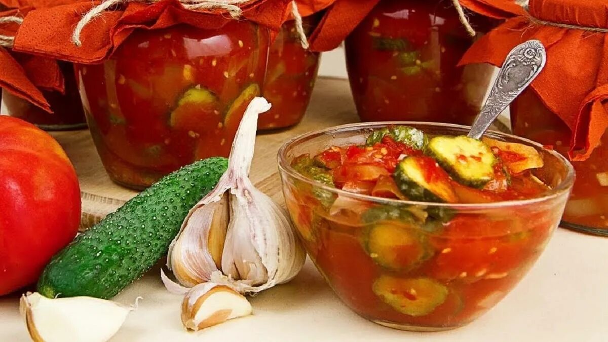 Заготовки из огурцов и перца на зиму. Огуречное лечо. лечо из огурцов. лечо с огурцами. лечо из огурцов с помидорами.