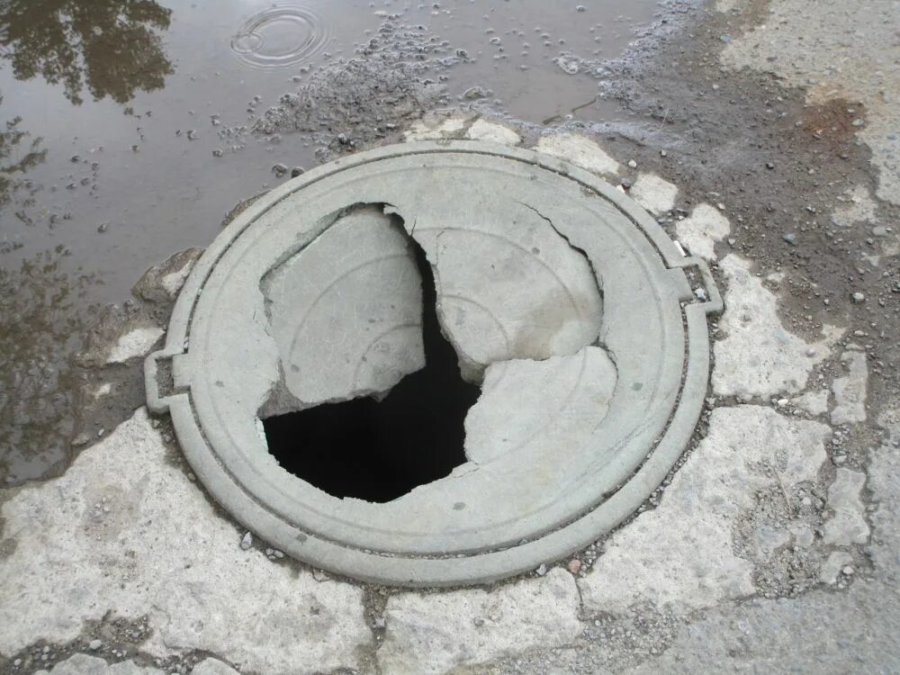 Под открытым люком