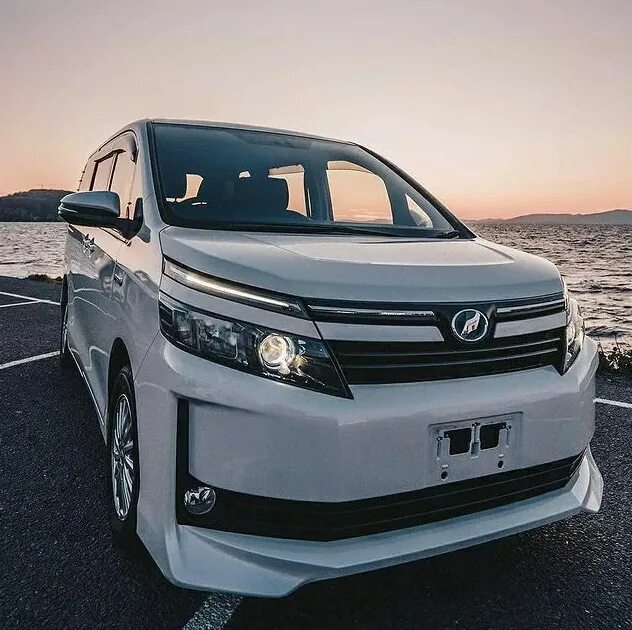 Voxy гибрид. Toyota Voxy Hybrid 2014. Тойота Вокси 2015. Тойота Вокси 2016. Тойота Вокси гибрид.