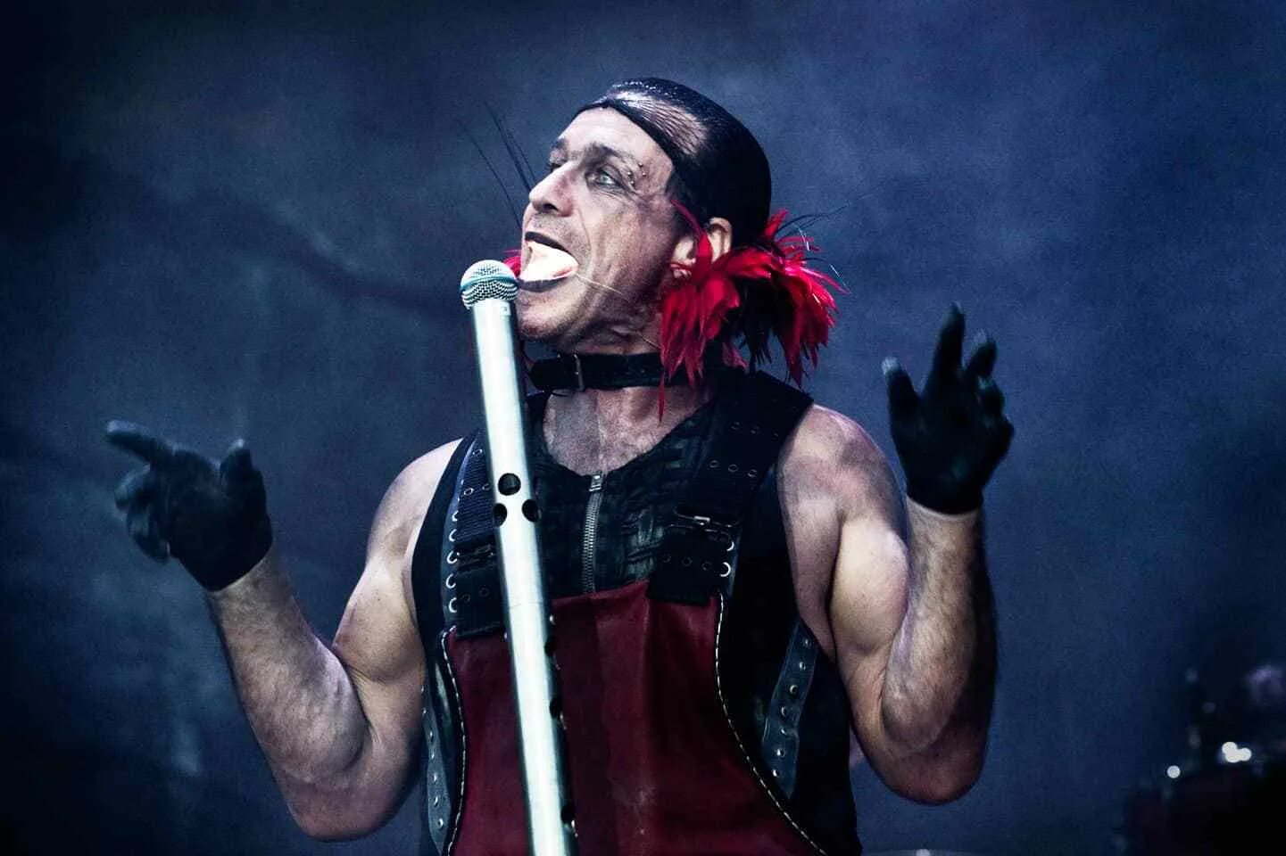 Солист rammstein. Rammstein тилль линдеманн. группа rammstein тилль линдеманн. rammstein тилль ли́ндеманн. вокалист группы рамштайн тилль линдеманн.