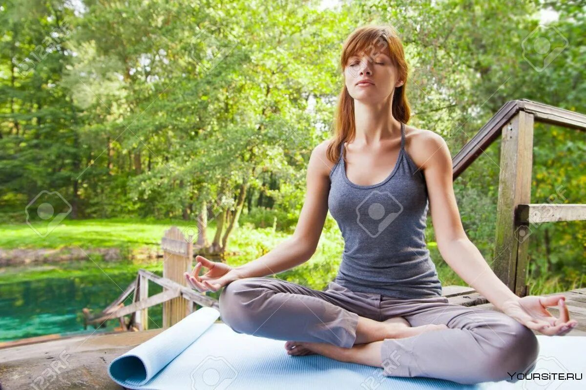 Домашние тренировки. Пилатес девушка. Гимнастика утром. Здоровое тело. Девочка делает йогу.