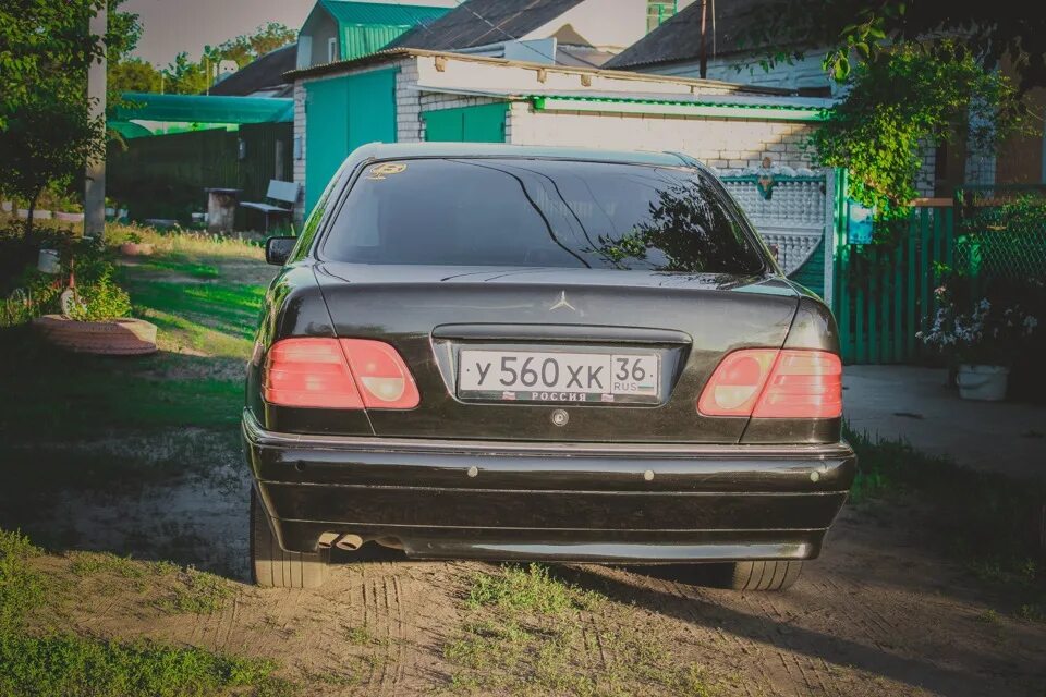 Задний бампер w210. Губа заднего бампера w210. юбка заднего бампера мерседес w210. нижняя губа на бампер мерседес 210.
