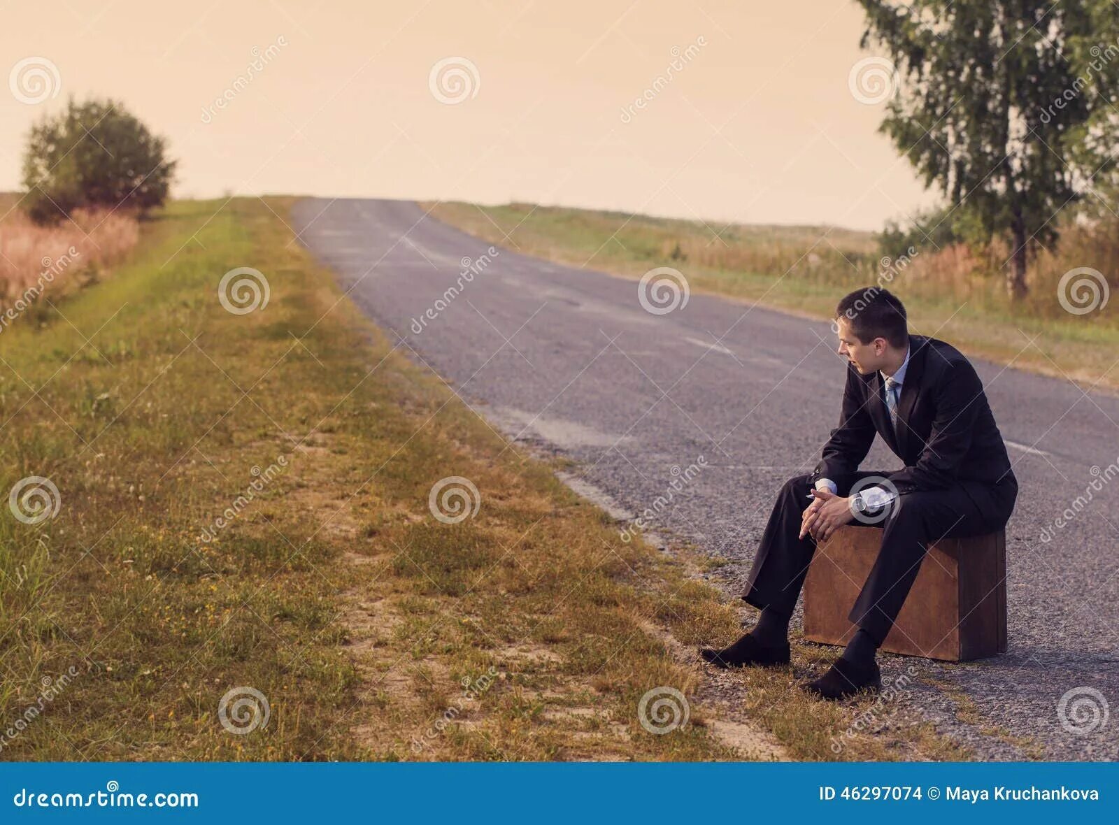 Человек идет по рельсам. Раздумья в дороге. Одиночество женщины. Девушка на рассвете. Девушка с чемоданом на проселочной дороге.