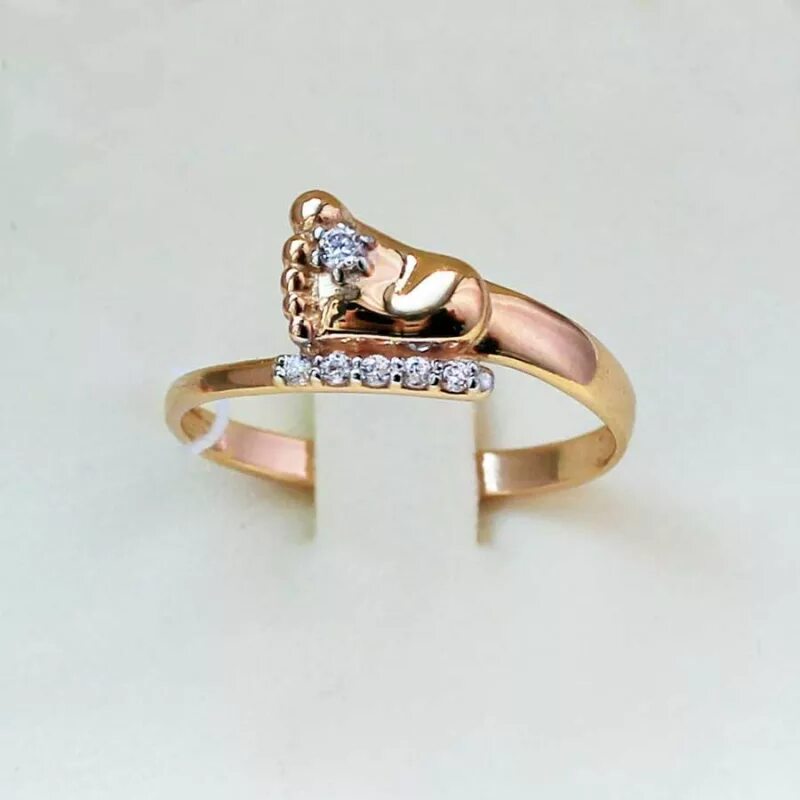 Кольцо золотое на рождение ребенка. Кольцо золотое на рождение ребенка. Кольцо золотое на рождение ребенка. Кольцо на рождение ребенка. Золотое кольцо пяточка младенца 585.