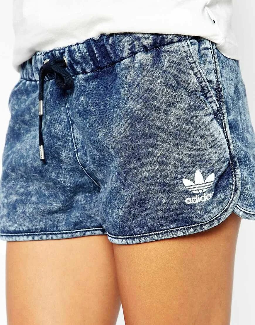 Имени шорты. Adidas Denim shorts. Джинсовые шорты. Джинсовые шорты женские. Джинсовые шорты расклешенные.