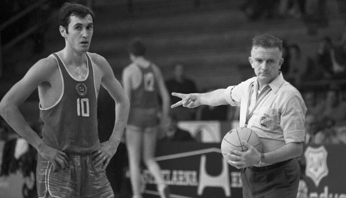 Советские баскетболисты чемпионы. Сергей белов 1972. Баскетбол ссср 1972. Владимир петрович ткаченко и сабонис. 1988 олимпиада баскетбол сборная ссср.