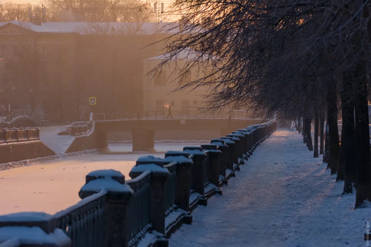 В каком городе зима теплее. Солнечная зима в городе. утро зимой в городе. утро зима город. снежное утро в городе.