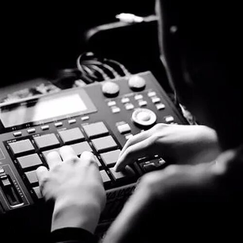 Битмейкер приложение. Akai mpc beatmaking. битмейкер фото. драм машина чб. arnee битмейкер.