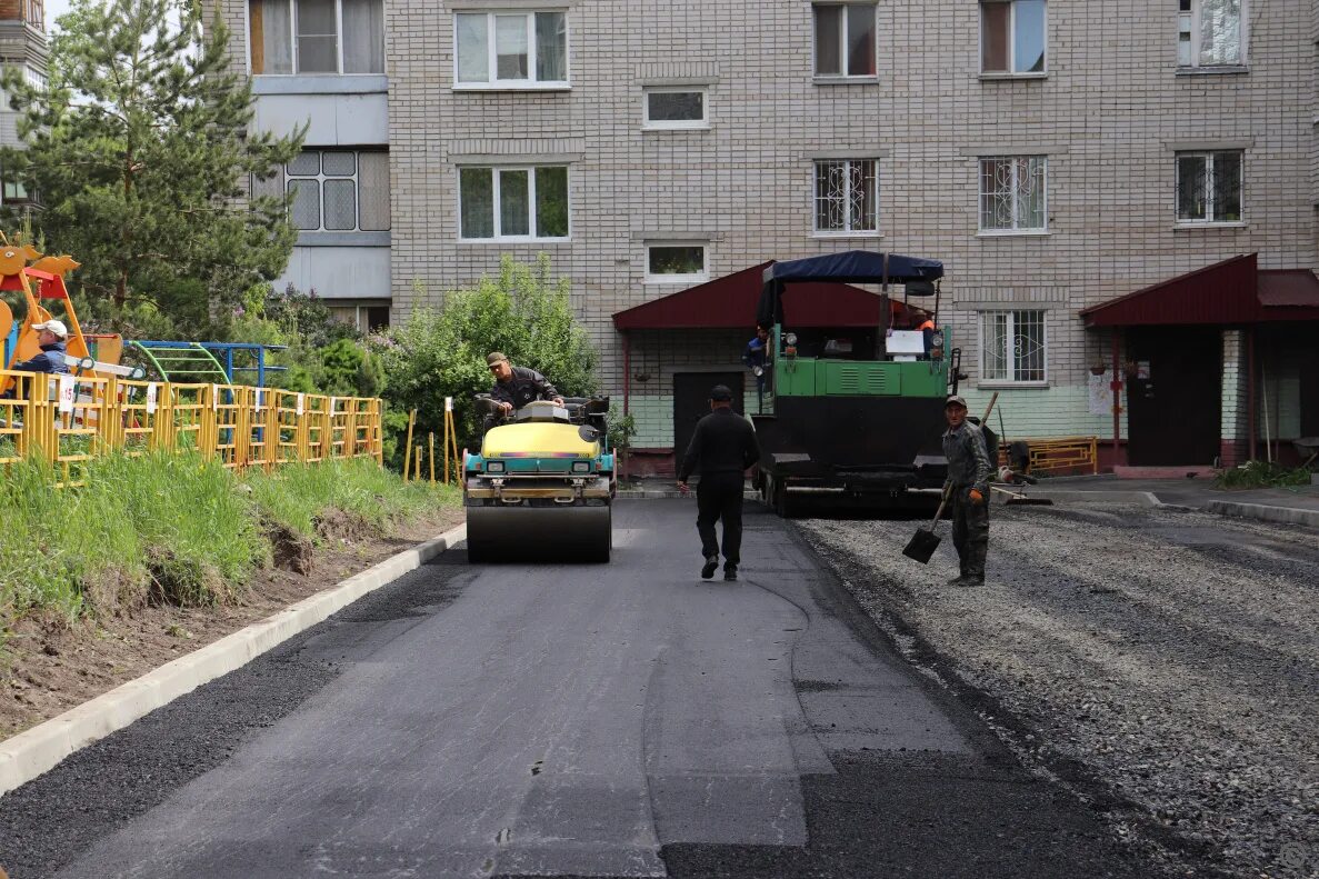В Центральном районе Барнаула в рамках нацпроекта заасфальтировали 12 дворов БАР