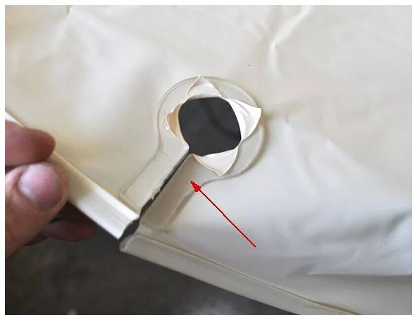 натяжка тканевого потолка. обход трубы натяжной потолок. внутренний обвод трубы натяжного потолка. натяжной потолок обвод вокруг трубы. обход трубы натяжной потолок.