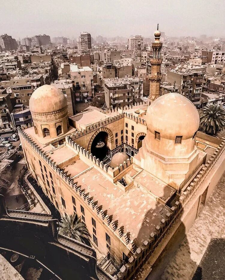 Каир достопримечательности. Каир столица Египта. Мечеть ибн Тулуна. Каир Египет мечеть ибн Тулуна. Египет столица Каир достопримечательности.