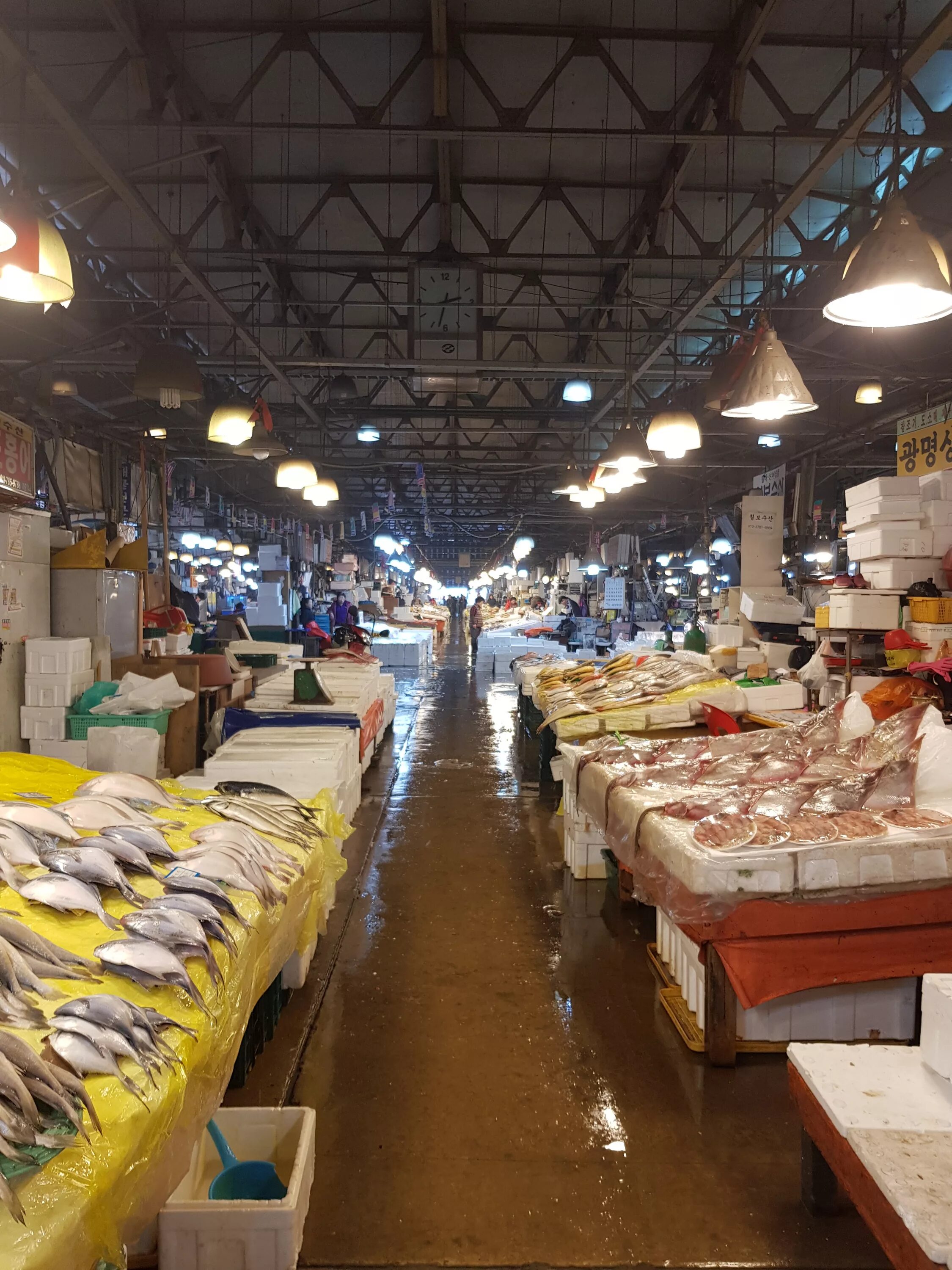 Промысел рынок. Рыбный рынок Норянджин. Чиназ рыбный базар. Рыба на рынке. Рыбный рынок Румынии.
