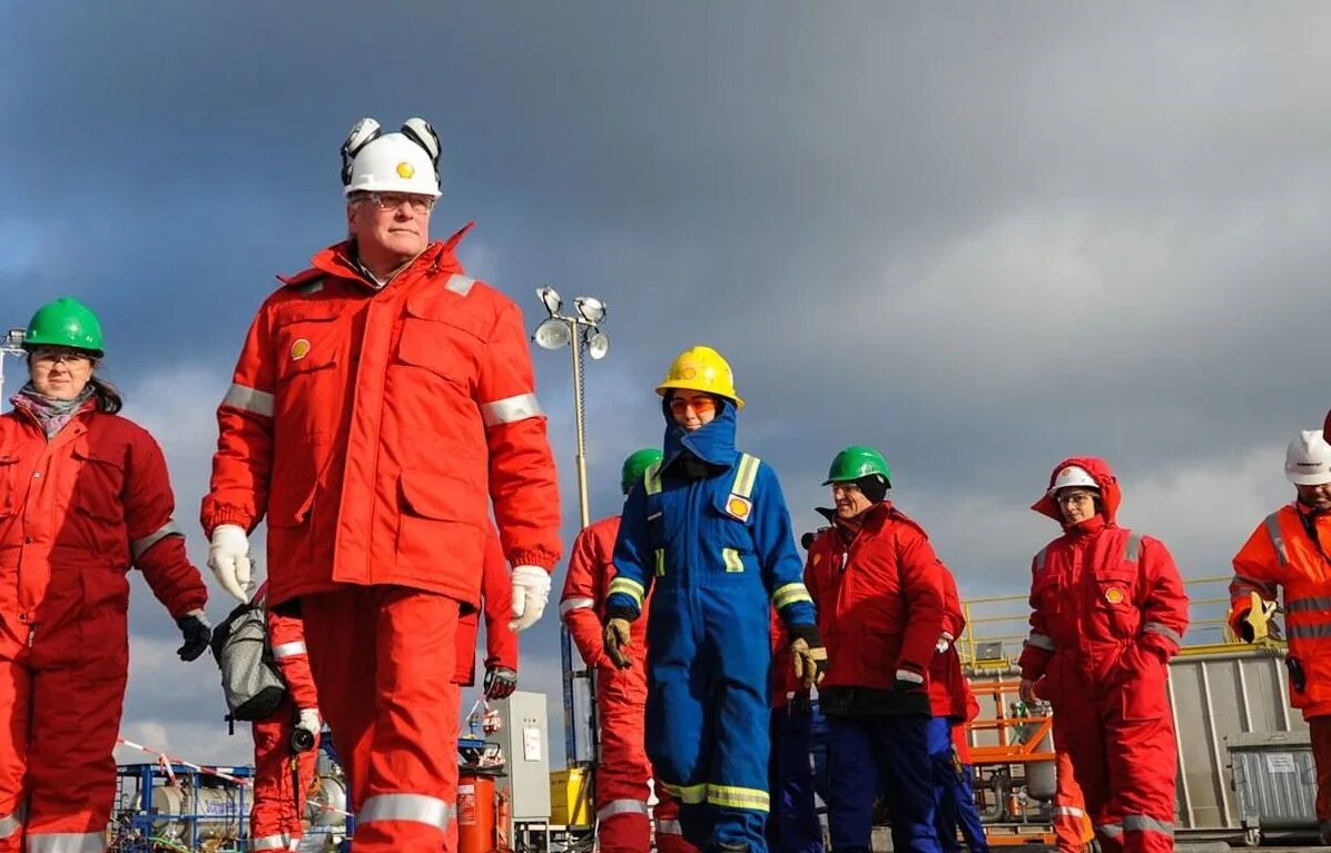 Ханты мансийск нефтепровод. Буровая на севере. Работник на месторождении. Вахтовики на севере. Рабочий буровой.
