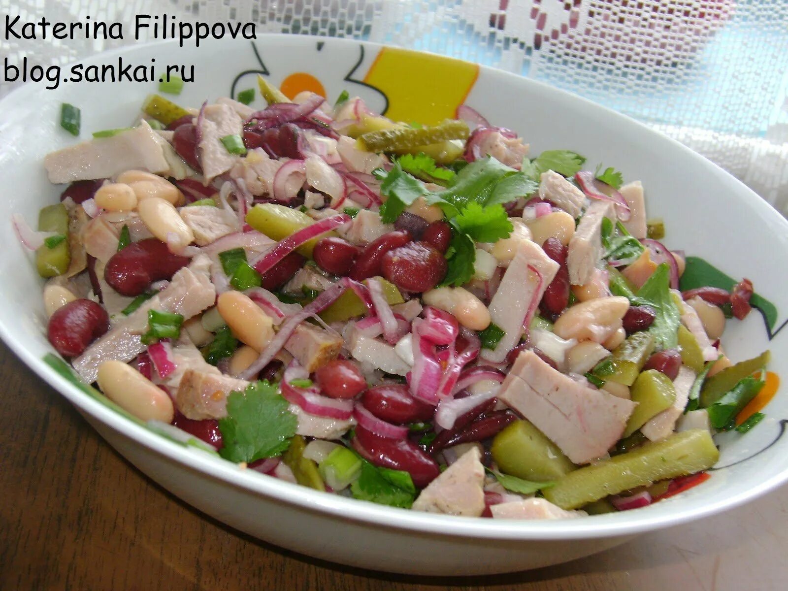 Фасоль яйцо сыр. Салат с ветчиной и кукурузой и сухариками. салат с фасолью и сухариками и ветчиной и помидорами. салат с ветчиной фасолью и сухариками. салат ветчина фасоль кукуруза сухарики.