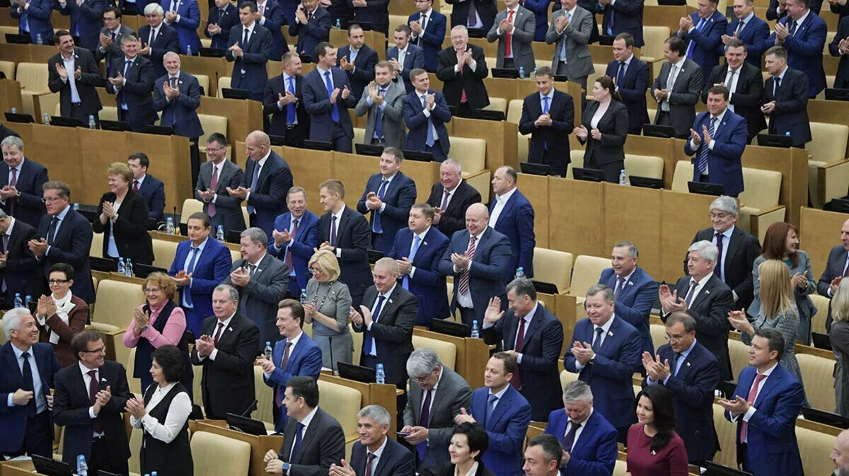 Дума рф фото депутатов. Депутаты госдумы. Депутаты в думе. Депутаты сколько их. Депутаты сколько их.