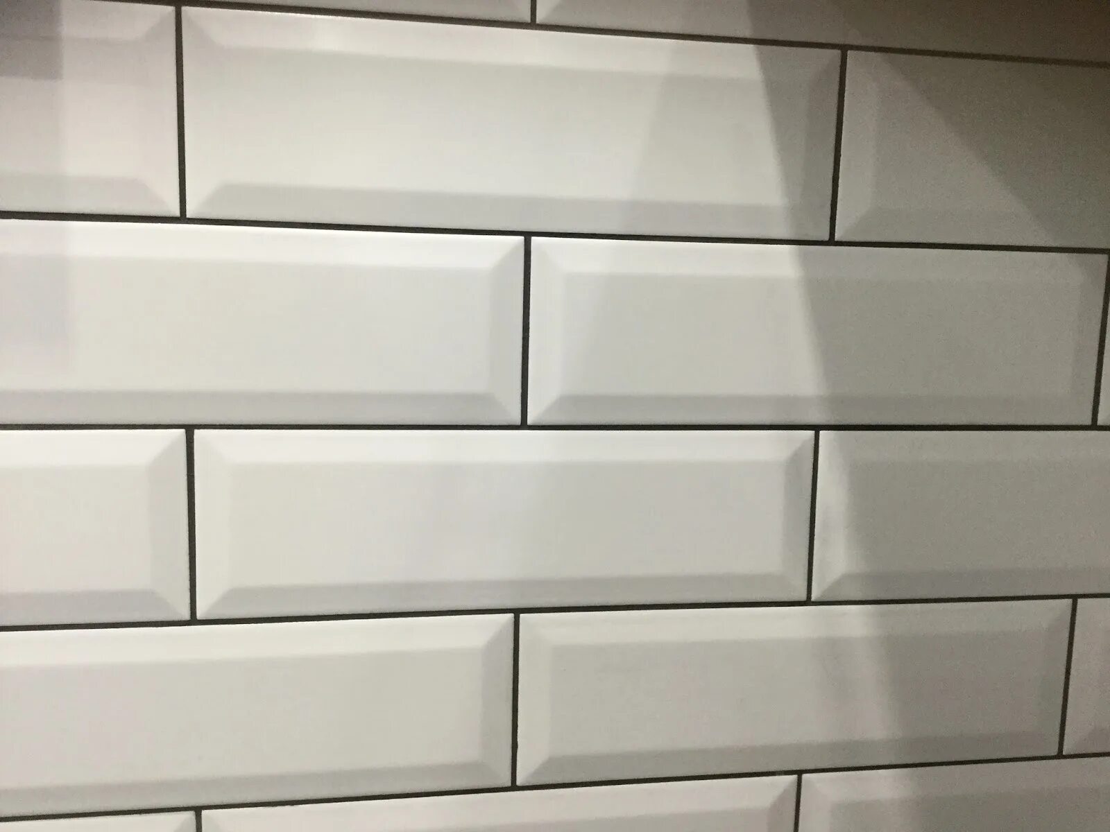 Укладка плитки кабанчик в углах. Плитка кабанчик 10 30 белая. Kerama marazzi кабанчик белый. Затирка плитки кабанчик. Кирпич кабанчик.
