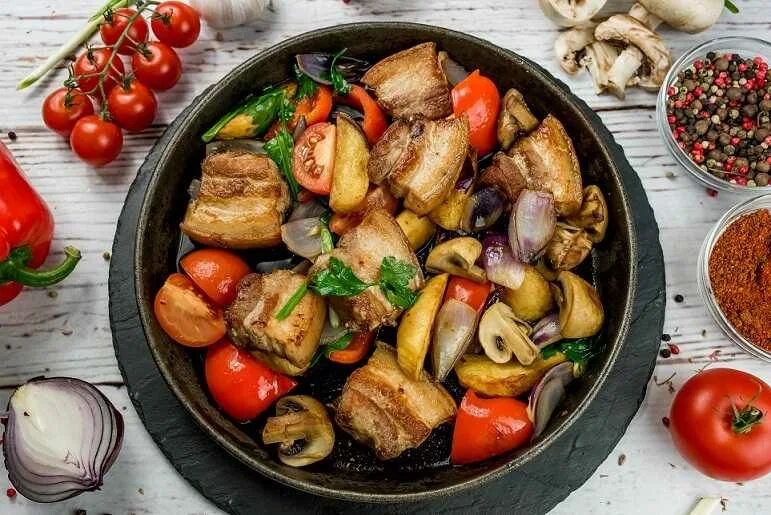 Рыба с овощами в духовке. Рыба запеченная с овощами. Жареная курица с овощами. Тушение и запекание. Тушение и запекание.