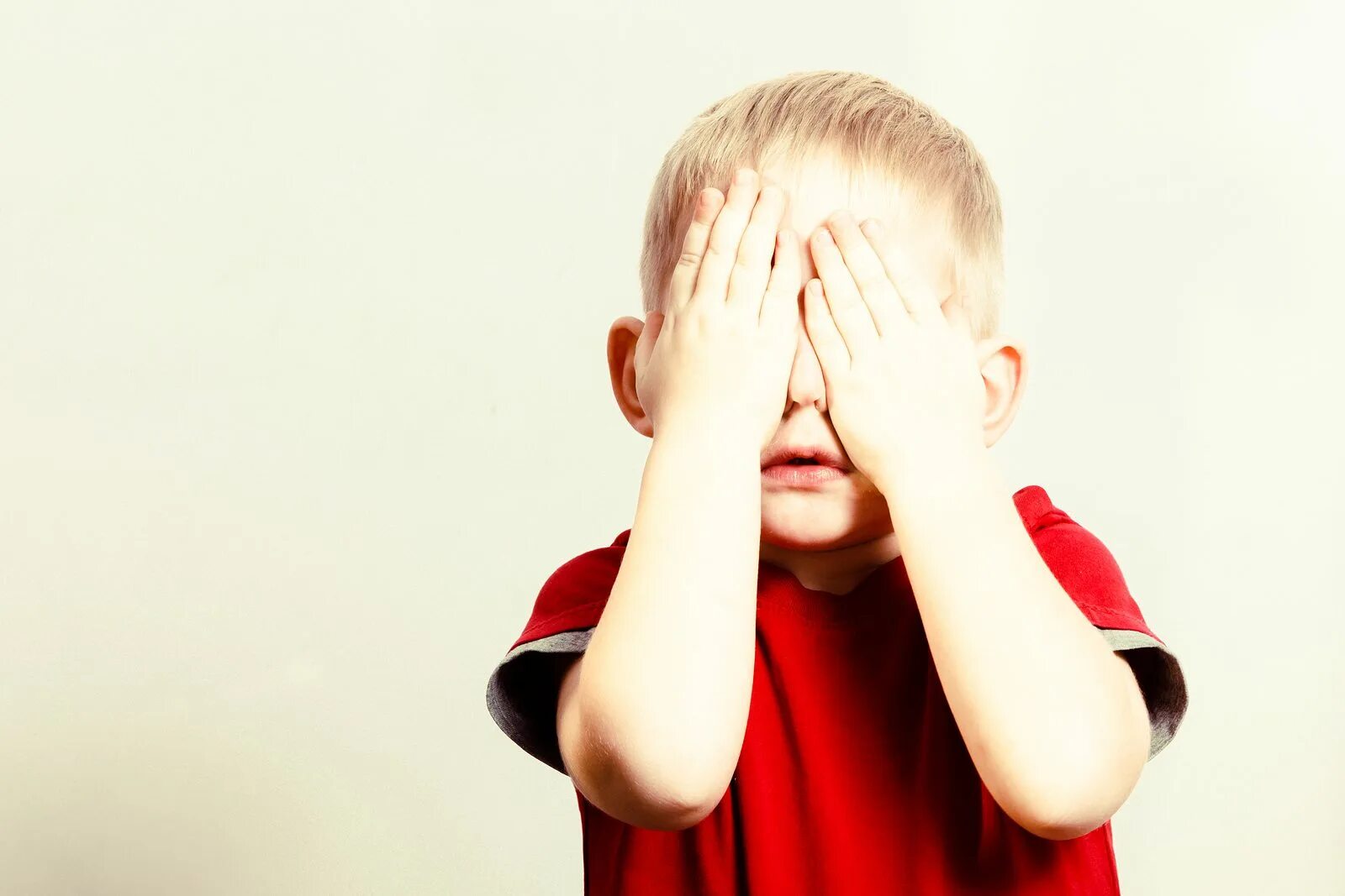 грустный ребенок. ребенок с закрытыми глазами. девочка плачет. маленькая девочка закрыла глаза. ребенок закрыл глаза.