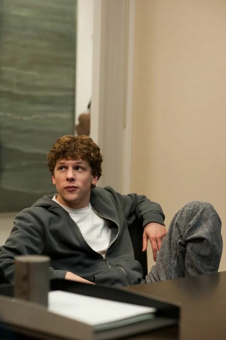 X social network. Джесси айзенберг 2010. джесси айзенберг the social network. эндрю гарфилд social network.