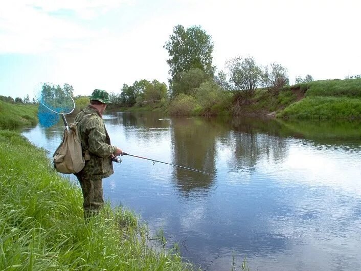 Где рыбачить на реке. Рыбалка на реке. Рыбак на реке. Рыбалка на речке. Красивые места для рыбалки.