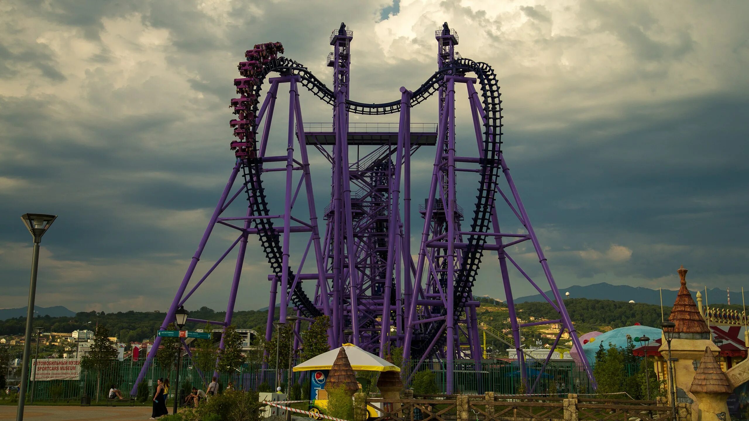 Диснейленд марвел аттракционы. Лунапарк в москве аттракционы. В каком городе есть аттракционы. Олимпийский парк сочи американские горки. Парк аттракционов.
