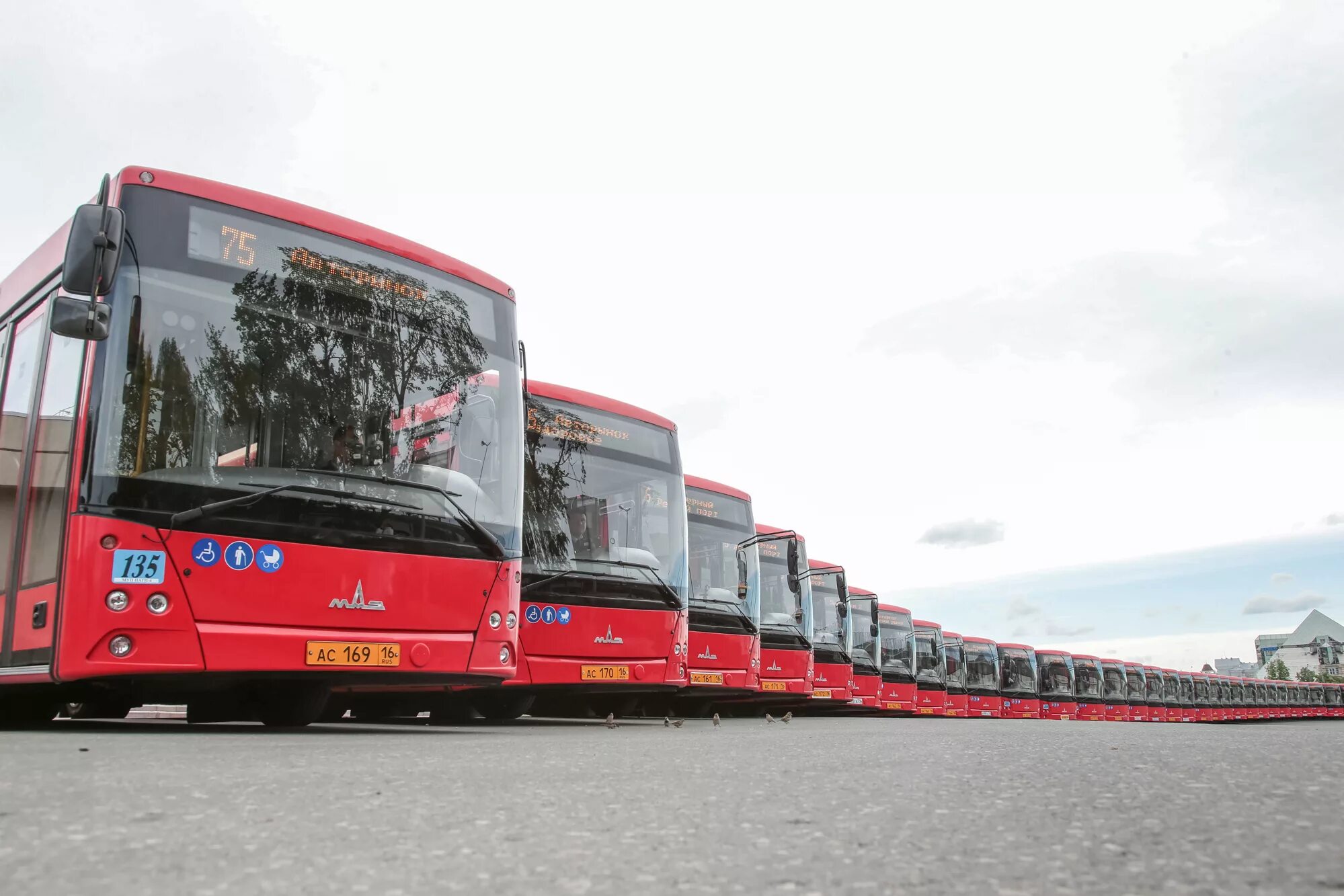 Автобус 9 казань. Казань город красных автобусов. Автобусный парк, Казань - 2.. Красный автобус. Красный автобус Казань.