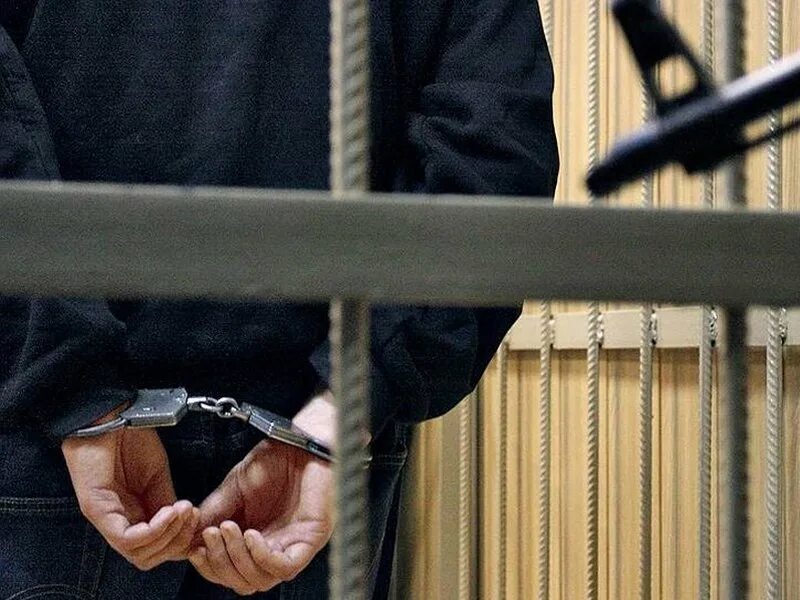 Под стражей в отсутствии обвиняемого