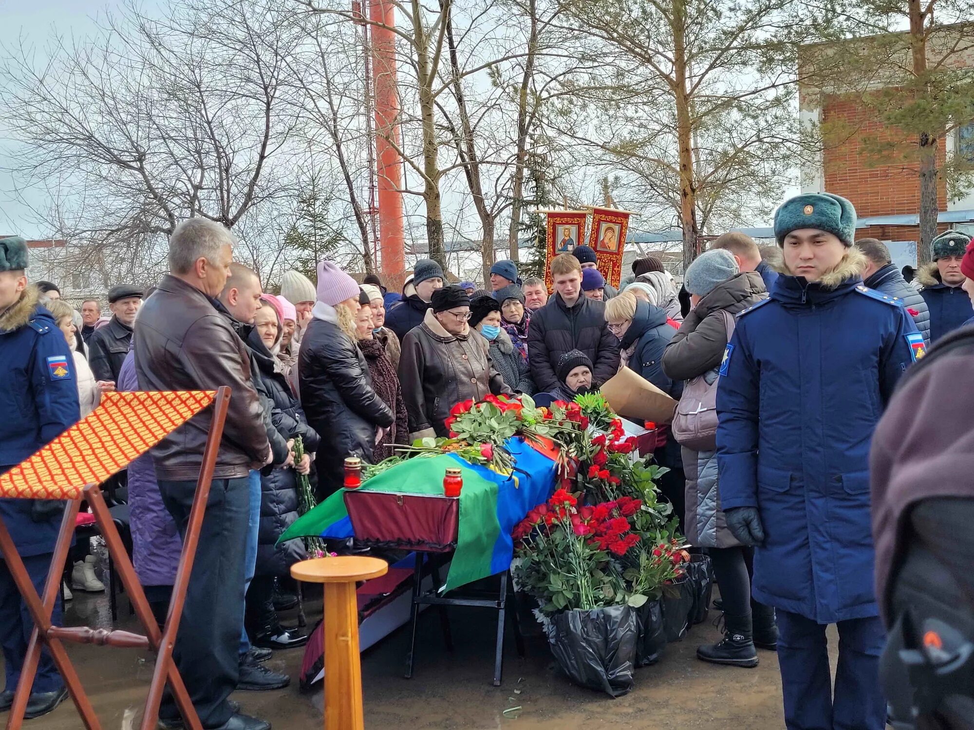 Прощание каменск уральский. Прощание с погибшими на Украине. Похороны солдата погибшего на Украине. Прощание с погибшими на Укра.