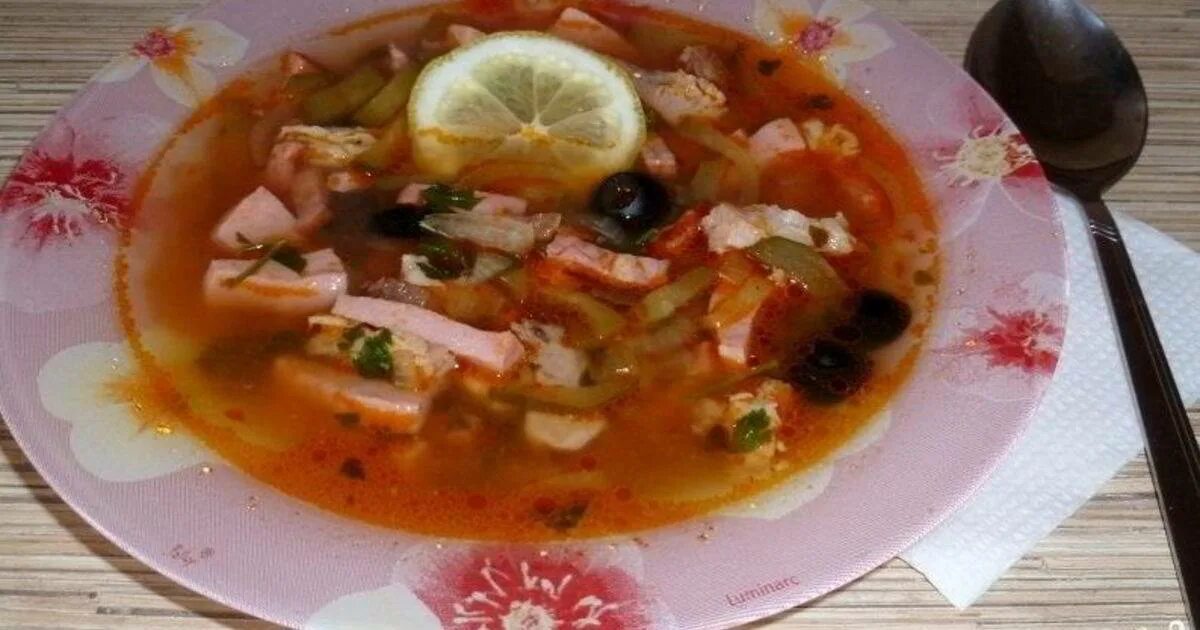 Солянка суп рецепт с колбасой и огурцами. Солянка сборная с колбасой. солянка с колбасой и солеными огурцами. солянка сборная с колбасой и солеными огурцами. солянка с курицей и колбасой.