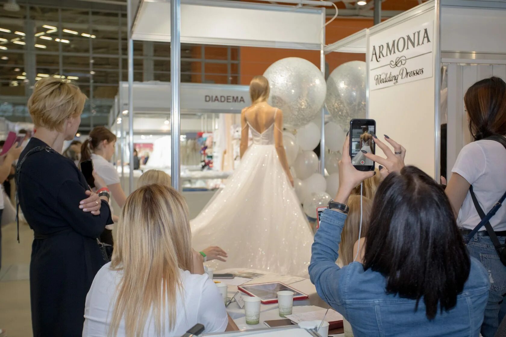 Выставка свадебных платьев. Свадебная выставка. свадебная выставка москва. международная свадебная выставка. выставка платьев.
