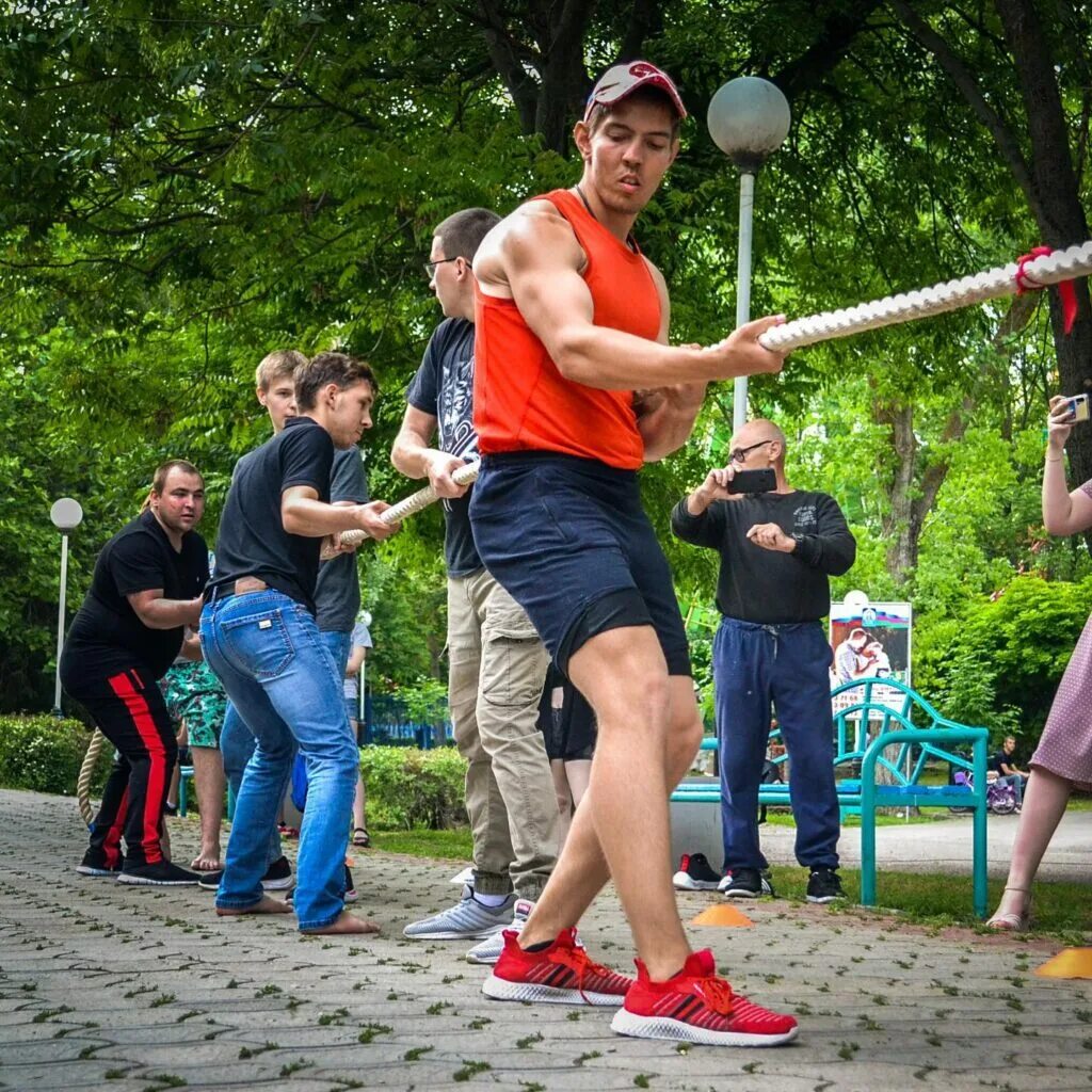 Соревнования в парке. Ейске в парке Поддубного. Парк Поддубного Ейск аттракционы. Перетягивание каната. Молодежный парк Ейск.