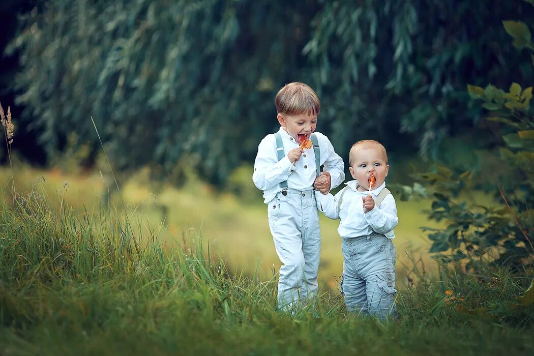 Младший выше старшего. Два брата взрослые. Фотосессия братиков. Дети брат и сестра. Три брата старший средний и младший.
