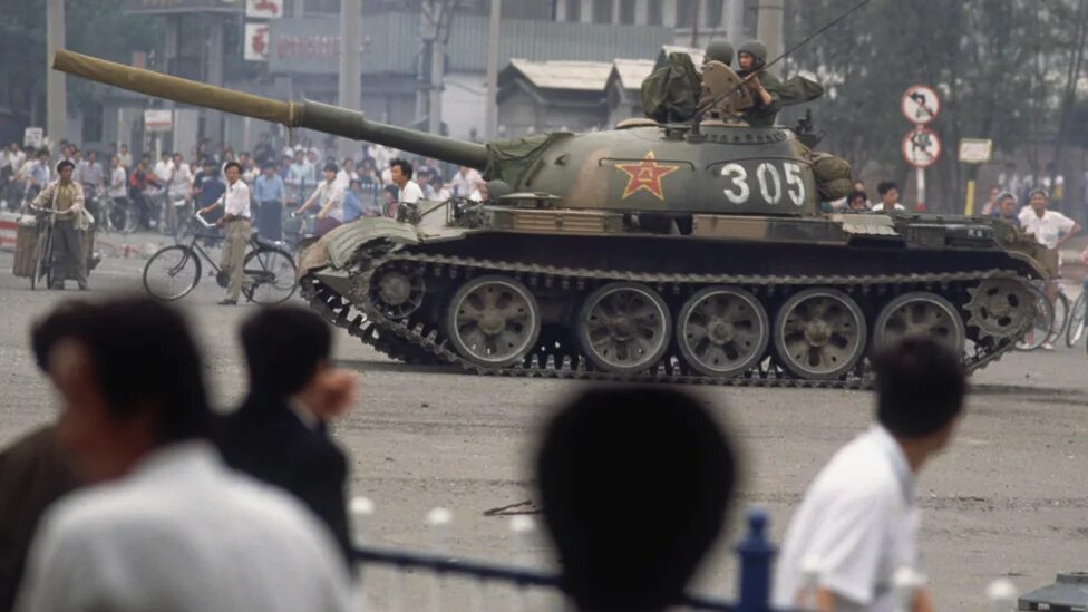 Площадь тяньаньмэнь человек против танка. Площадь тяньаньмэнь 1989. Tankman тяньаньмэнь. Площадь тяньаньмэнь человек против танка. Дом в танке.