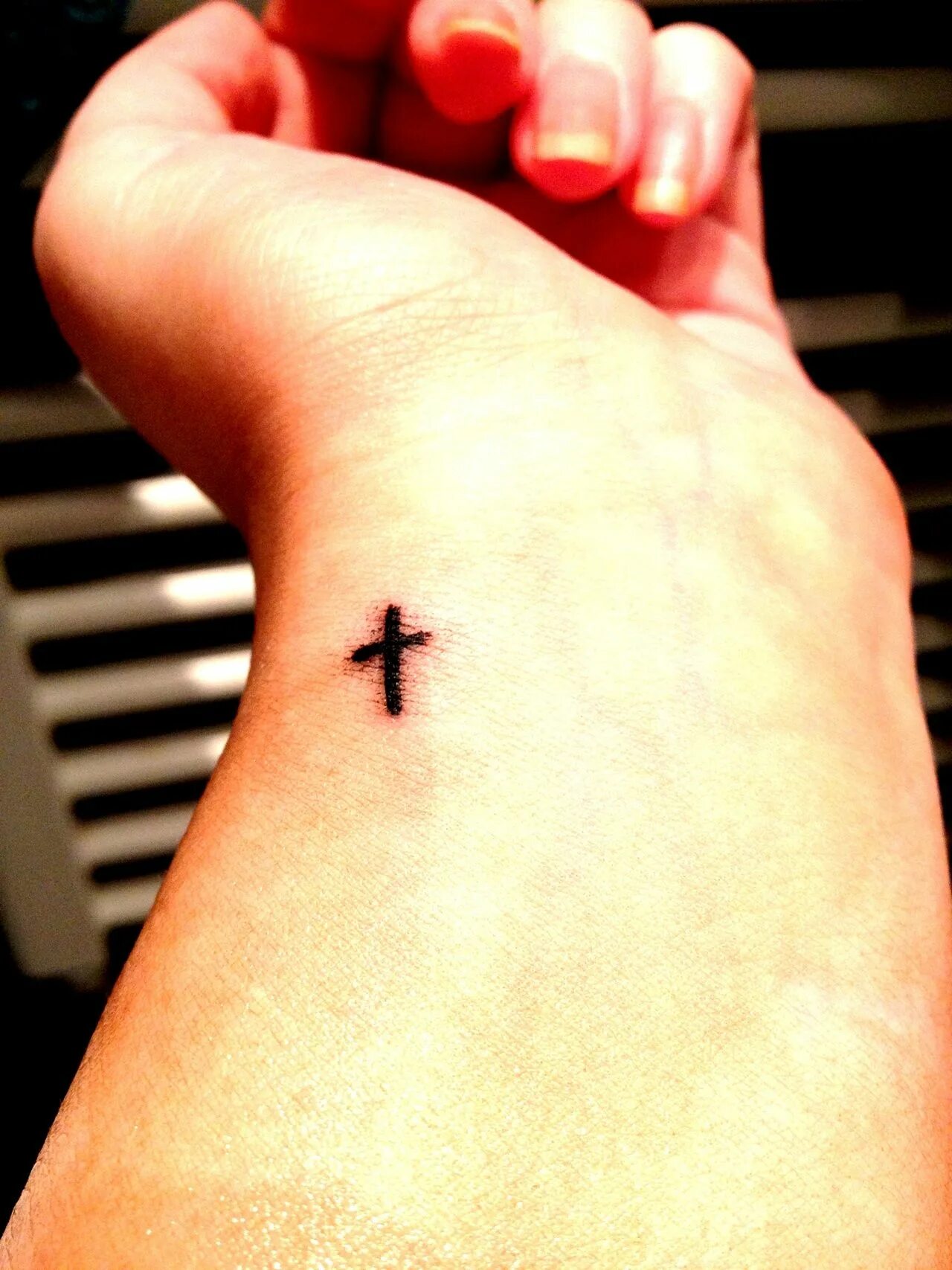 простые на запястье. тату на запястье для мужчин. небольшие тату на запястье. уналоме с лотосом на запястье. красивые маленькие тату.