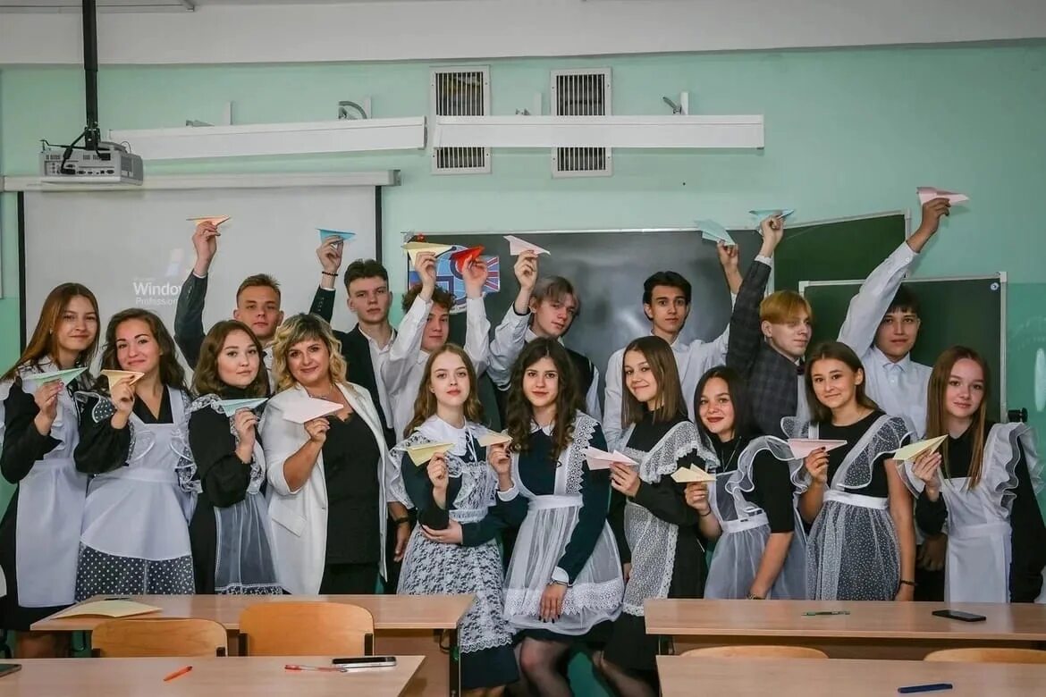 Школа одиннадцатиклассники. Лицей предложение. Форма 35 лицея челябинск. Майнский многопрофильный лицей фото. Эмблема лицея 395 красносельского района.